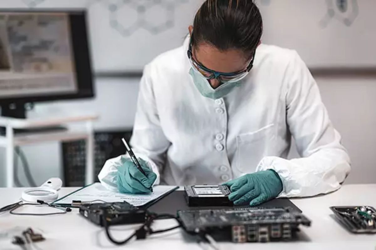 why are mobile devices critical to a digital forensics investigation